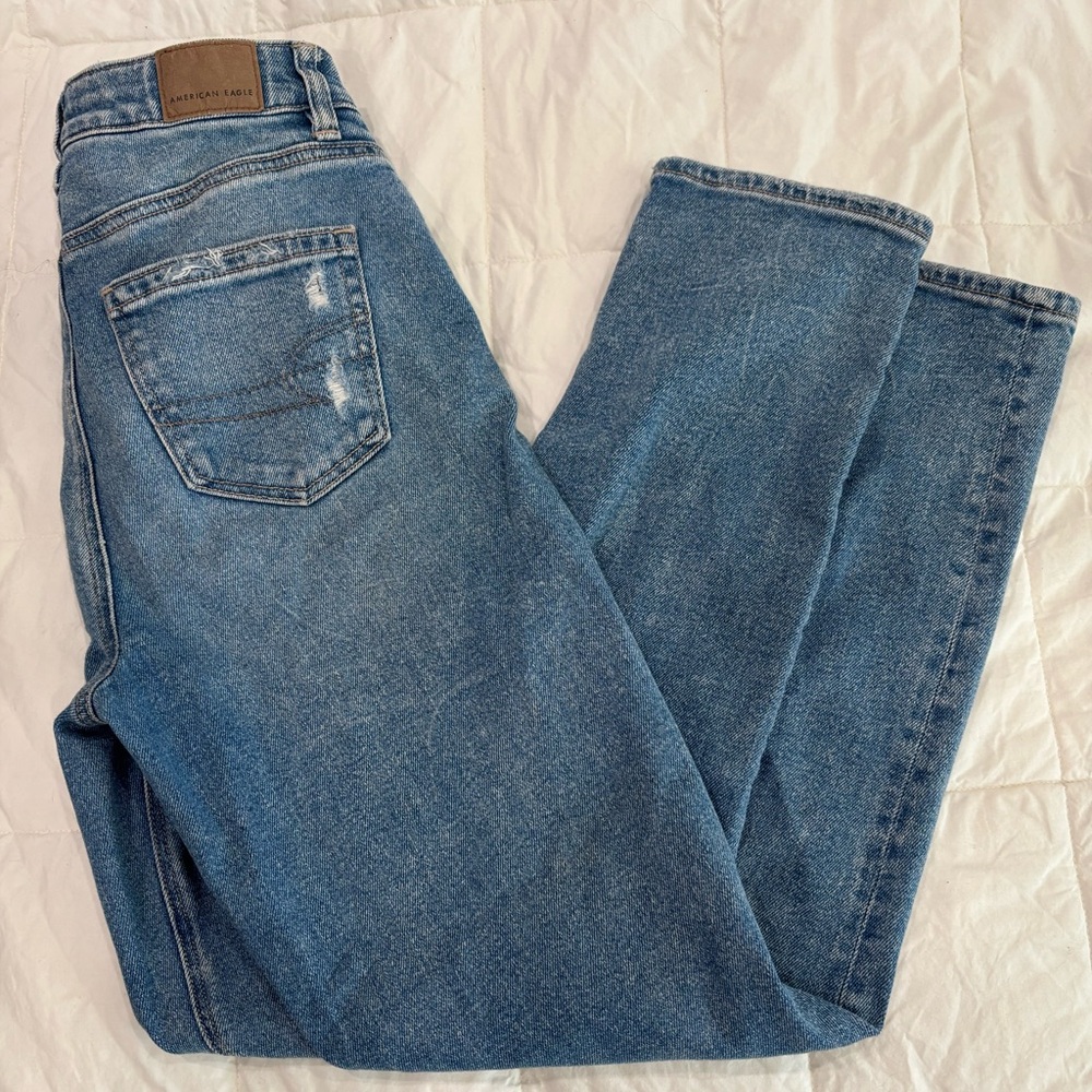 American Eagle women’s mom jeans